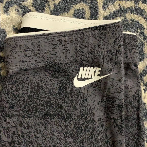 Nike Printed Leggings - Picture 2 of 5